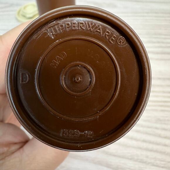 Vtg Tupperware Salt & Pepper Shaker Set 1329-12 w/ Flip Top Lid Brown & Almond - Picture 6 of 7